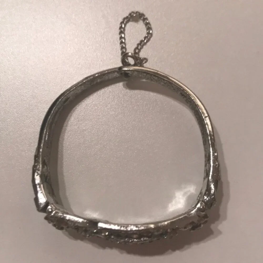 💎✨ Vintage Silver-Tone Rhinestone Hinged Bangle Bracelet w/ Safety Chain - Picture 4 of 8